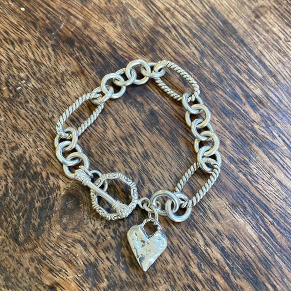 Detailed sterling silver chunky bracelet with a rustic heart - Picture 1 of 9